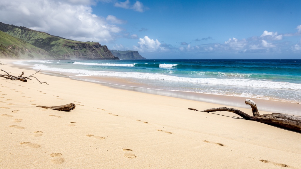 Vast empty Papohaku Beach on Molokai